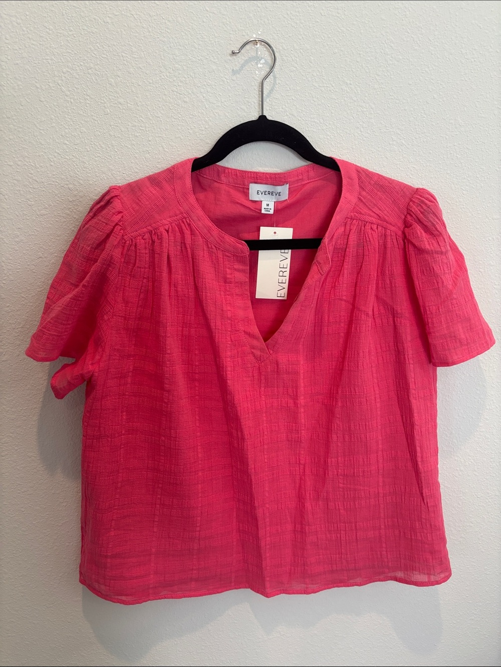 Evereve Shelby Textured Split Neck Top Size M in Sunkissed Coral NWT - Picture 2 of 4